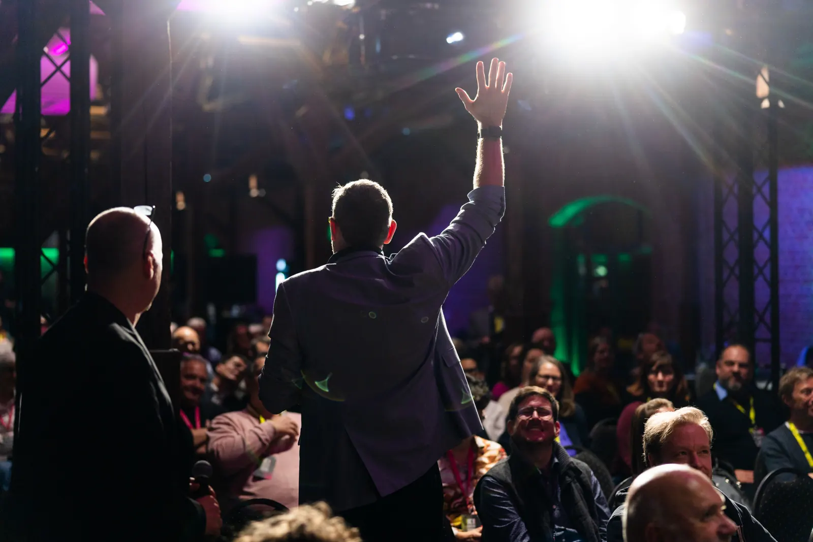 Publikum im Scheinwerferlicht beim KI-Summit 2026